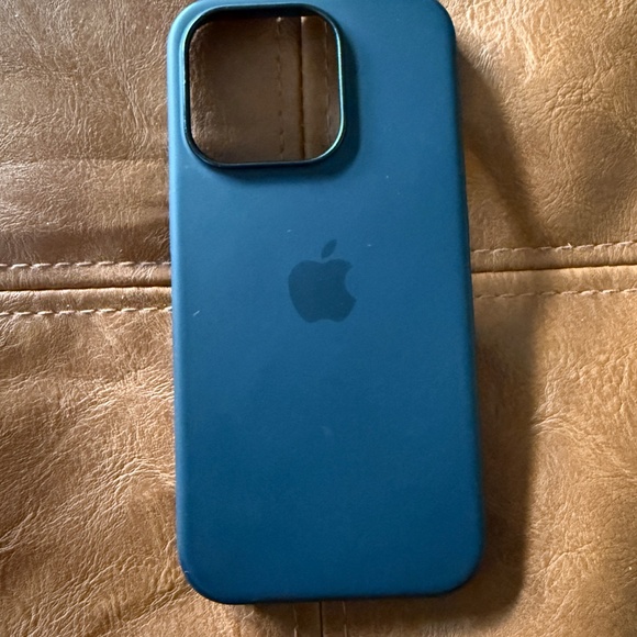 Authentic Apple Silicone Case with MagSafe for iPhone 15 Pro - Black - Picture 2 of 6